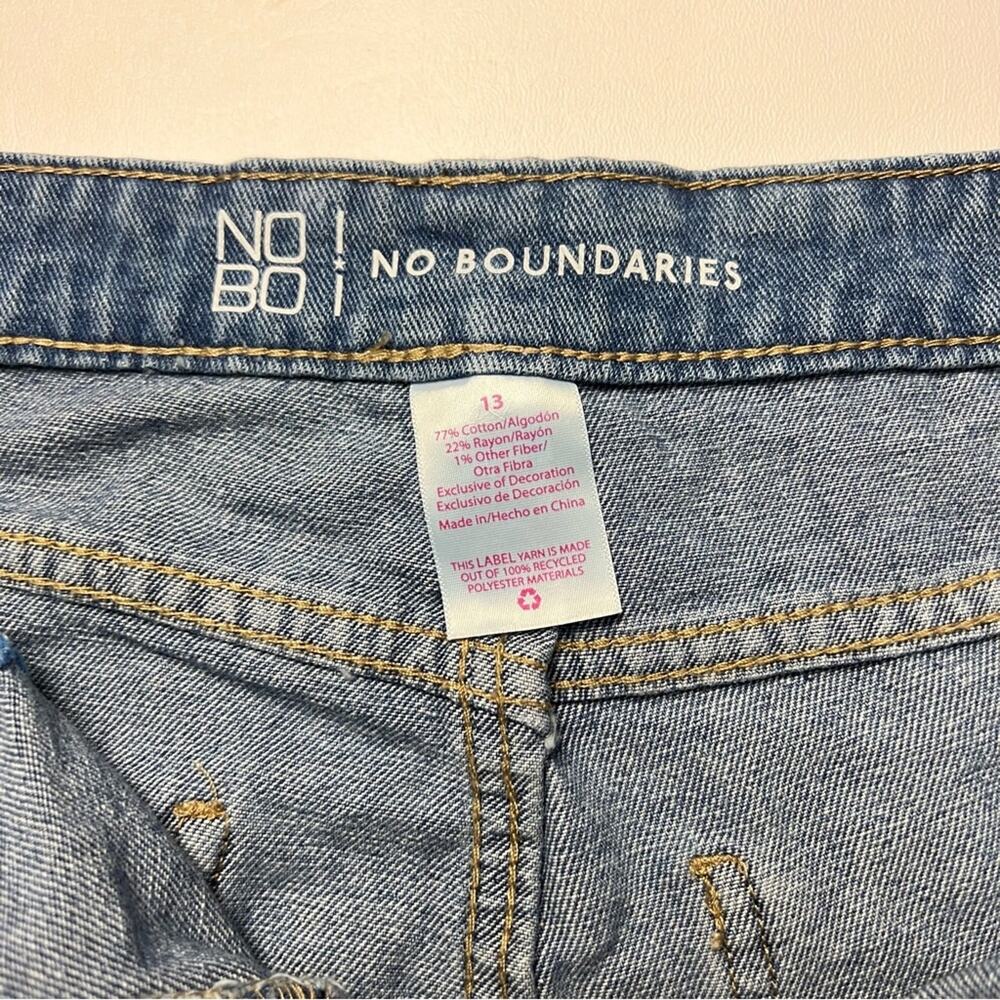No Boundaries Women’s Star Print Embroidery Design Raw Denim Hem Shorts Sz 13 - Picture 7 of 9